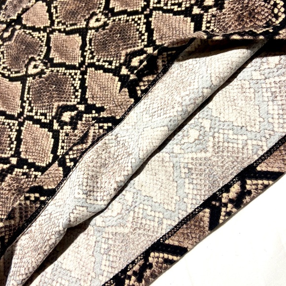 Snake Print Pull On Mini Skirt. No Tag. Stretch Material. - Picture 3 of 8